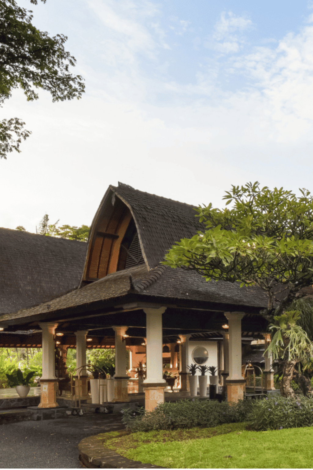 Kolam renang dengan taman tropis