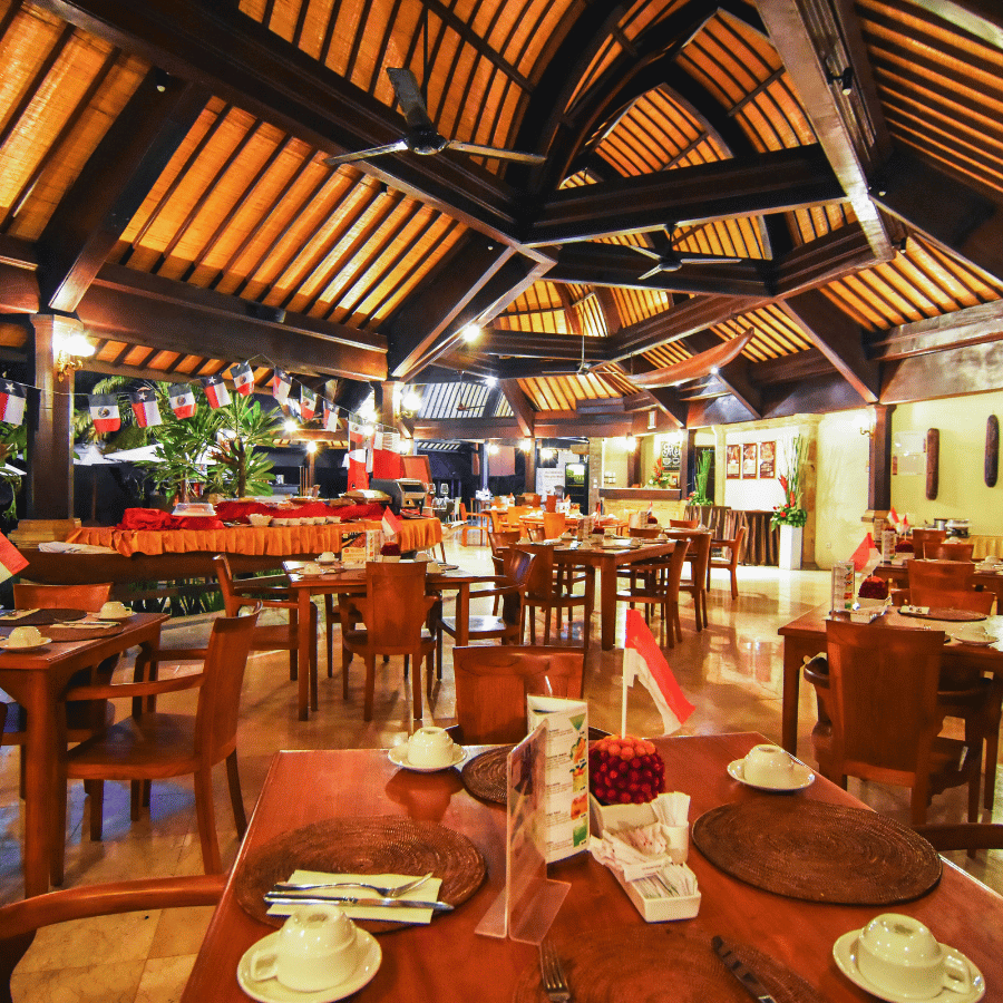 Restoran teras dengan sofa dan meja kayu