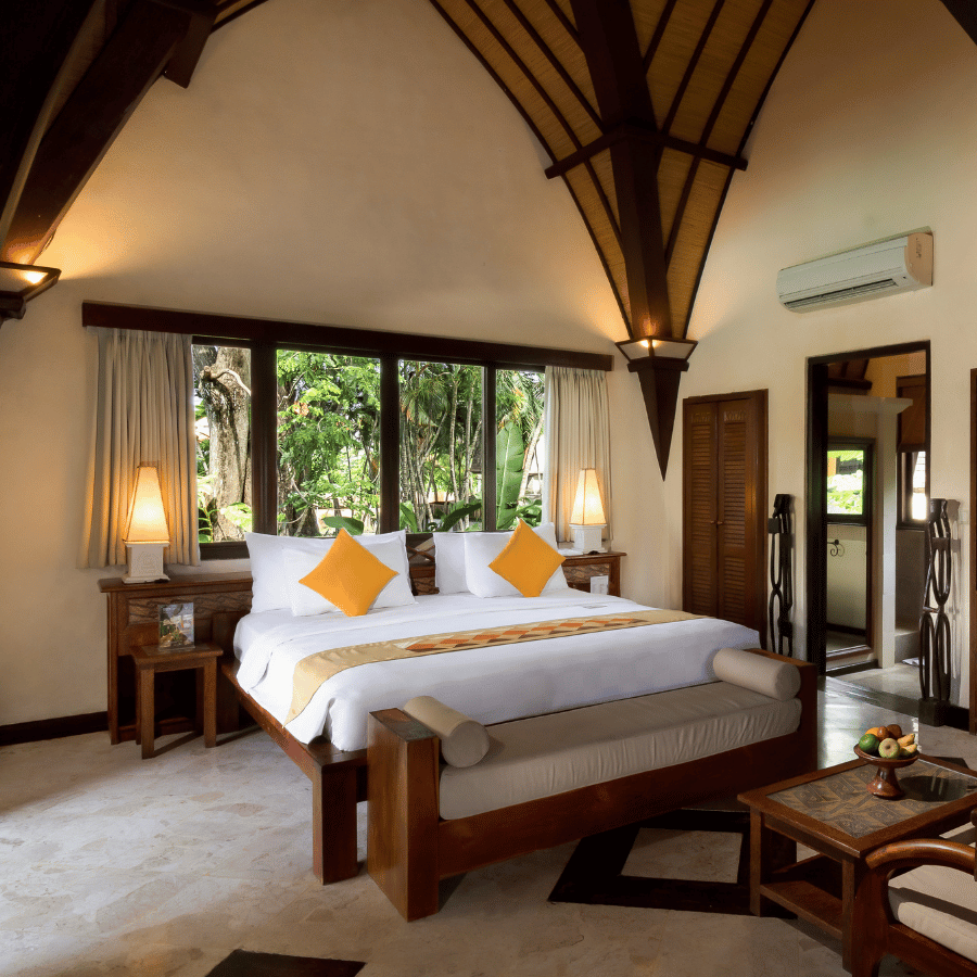 Atrium dengan pohon besar tergantung